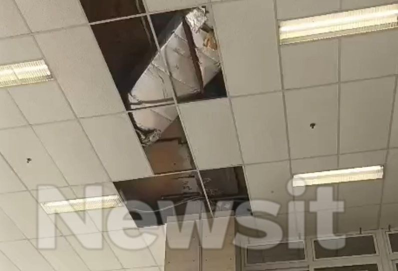 Θριάσιο: Επιστρατεύτηκαν κουβάδες και χαρτόνια για τα νερά της βροχής – Πέφτουν τμήματα της ψευδοροφής