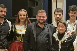 “Χαμός” με Σαμόλη στον χορό των Κρητών στο Ντίσελντορφ!