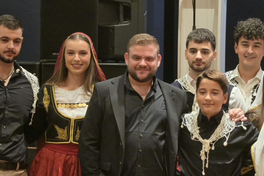 “Χαμός” με Σαμόλη στον χορό των Κρητών στο Ντίσελντορφ!