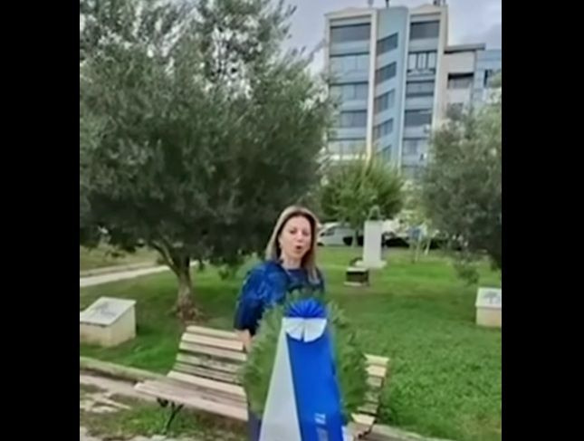 Μόνη της κατέθεσε στεφάνι η Μαρία Καρυστιανού για την επέτειο της 28ης Οκτωβρίου