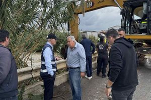 Φοινικιά: Καθαρίζουν τον ποταμό στη γέφυρα Μάνου Κατράκη – Επιτόπου ο Δήμαρχος Ηρακλείου και Αντιδήμαρχοι (pics & vid)