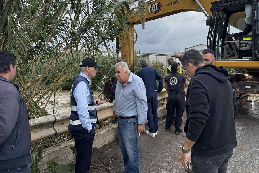 Φοινικιά: Καθαρίζουν τον ποταμό στη γέφυρα Μάνου Κατράκη – Επιτόπου ο Δήμαρχος Ηρακλείου και Αντιδήμαρχοι (pics & vid)