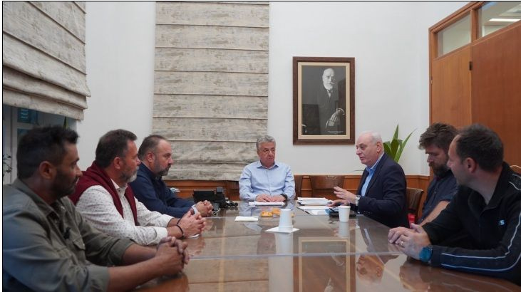 Συνάντηση της Επιτροπής και του Δημάρχου Βιάννου με τον Περιφερειάρχη Κρήτης για το θέμα της ακτογραμμής Καστρίου-Κερατόκαμπου και των καταστημάτων της περιοχής