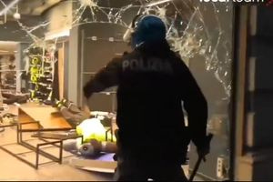 Ιταλία: 32 συλλήψεις διαδηλωτών στο Μιλάνο, η Μελόνι συγκάλεσε συνεδρίαση με αντικείμενο την δημόσια τάξη – Ανάρτηση από βίαιους διαδηλωτές