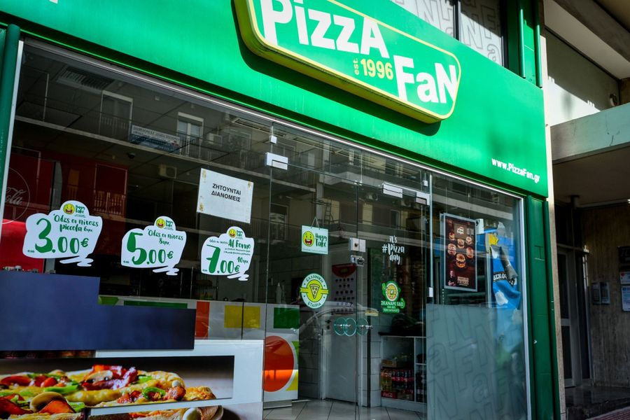 Χαμός με την Pizza Fan: Σε κρυφό δωμάτιο, μέσα σε κρύπτη βρήκαν τα 500.000 ευρώ – Κλειστά τα 100 καταστήματα