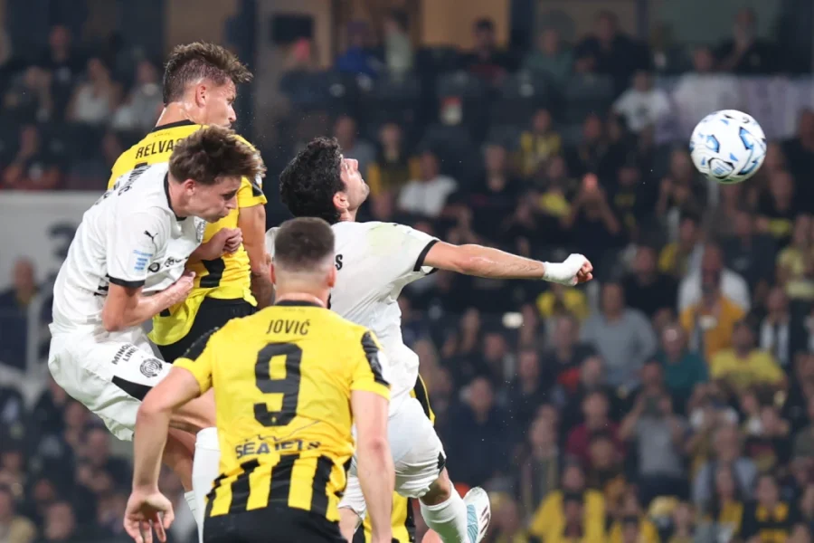 Super League: Έχασε τις μάχες στον αέρα ο ΟΦΗ και ηττήθηκε δίκαια από την ΑΕΚ με 3-0