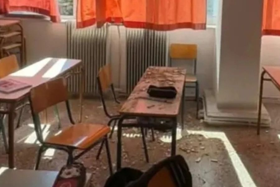 Ταβάνι προσγειώθηκε σε θρανίο την ώρα του μαθήματος – “Άγιο” είχε η μαθήτρια που σηκώθηκε δευτερόλεπτα πριν