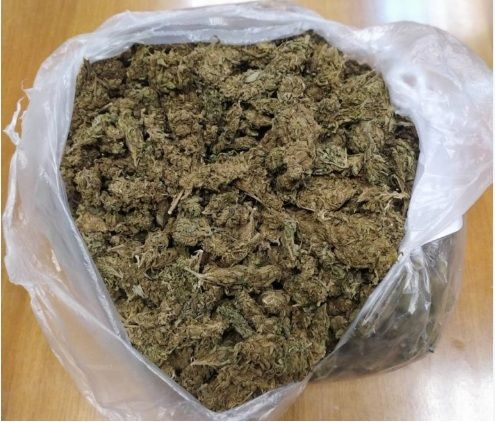 Βρήκε σακούλα με πάνω από ένα κιλό κάνναβης στο δάσος