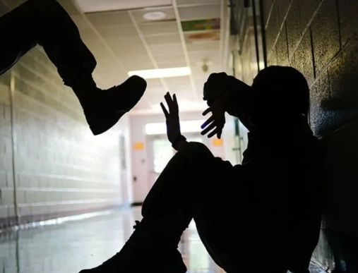 Παρέσυραν 13χρονη σε χώρο αθλητικών εγκαταστάσεων, της επιτέθηκαν και την κατέγραφαν με κινητό