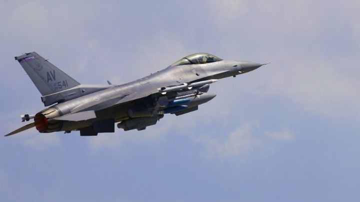 Δοκιμαστική πτήση της ομάδας αεροπορικών επιδείξεων μεμονωμένου αεροσκάφους F-16 «Ζευς»