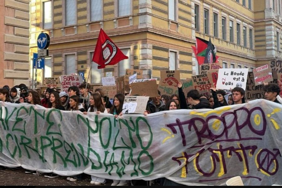 Ιταλία: Πορείες και διαδηλώσεις σε όλες τις μεγαλύτερες ιταλικές πόλεις κατά της ακρίβειας και των εξοπλισμών