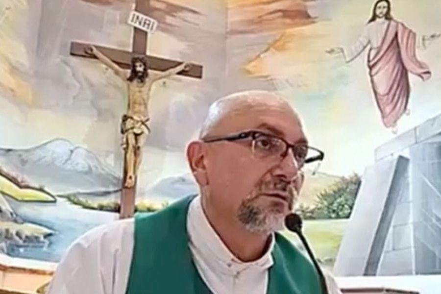 Τα ανατριχιαστικά τελευταία λόγια του ιερέα που καταπλακώθηκε από σταυρό κατά τη Θεία Λειτουργία