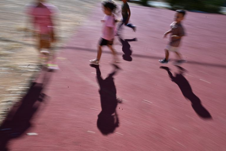Νέο πλαίσιο για τις σχολικές εκδρομές: Τι αλλάζει και γιατί αντιδρούν οι εκπαιδευτικοί