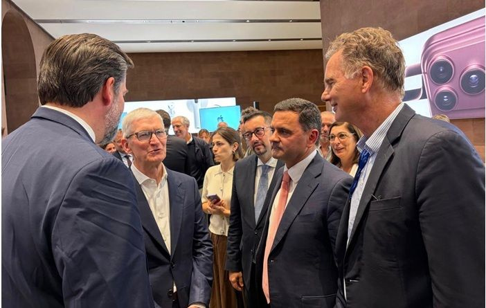 Τετ-α-τετ Νίκου Παπανδρέου με τον Τιμ Κουκ της Apple
