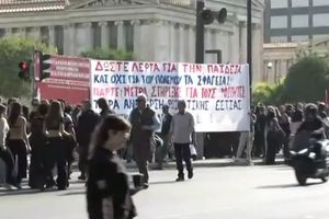 Σε εξέλιξη το πανεκπαιδευτικό συλλαλητήριο – Στα Προπύλαια μαθητές, φοιτητές και εκπαιδευτικοί