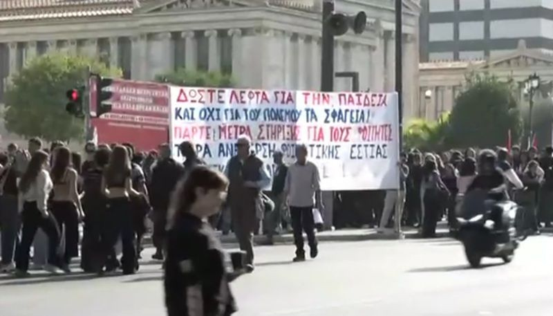 Σε εξέλιξη το πανεκπαιδευτικό συλλαλητήριο – Στα Προπύλαια μαθητές, φοιτητές και εκπαιδευτικοί