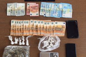 Χειροπέδες σε δύο νεαρούς για ναρκωτικές ουσίες