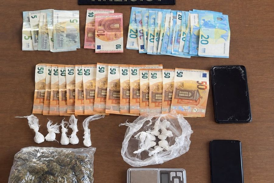 Χειροπέδες σε δύο νεαρούς για ναρκωτικές ουσίες