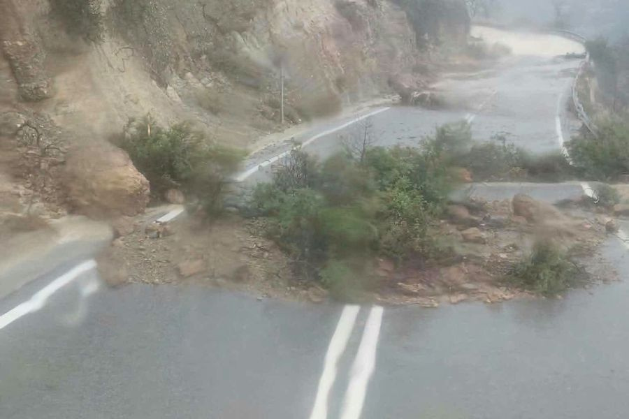 Καιρός: Συνεχίζονται οι καταιγίδες σε Κρήτη και Δωδεκάνησα – Ενισχυμένοι άνεμοι στο Αιγαίο