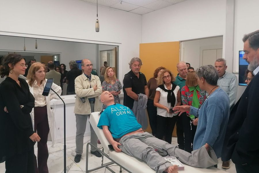 Ιατρική Σχολή Κρήτης: Ο ALEX δυσκολεύεται να αναπνεύσει και το λέει – Ένας ασθενής με Τεχνητή Νοημοσύνη στην υπηρεσία των φοιτητών