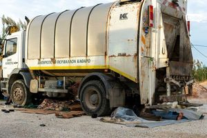 Εικόνες-σοκ στην Ιεράπετρα: Μετανάστες κοιμούνται κάτω από απορριματοφόρα