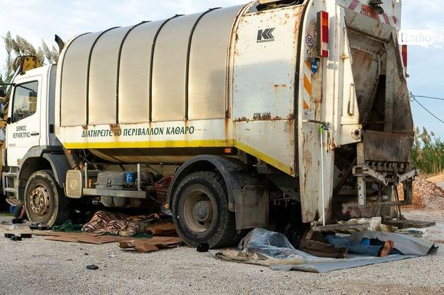Εικόνες-σοκ στην Ιεράπετρα: Μετανάστες κοιμούνται κάτω από απορριματοφόρα