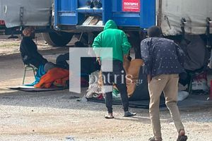 Δραματική η κατάσταση στην Ιεράπετρα: Χωρίς στέγη, ακόμη και κάτω από απορριμματοφόρα οι μετανάστες (pics)