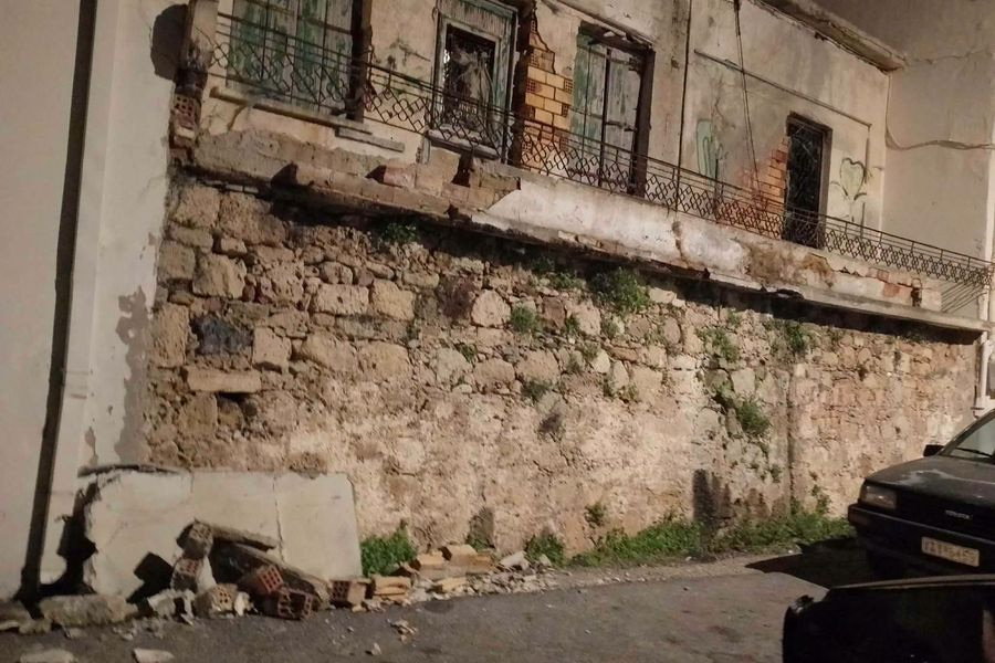 Ζημιές σε αυτοκίνητα από πτώση τμήματος μπαλκονιού εγκαταλελειμμένου κτηρίου στην Κίσσαμο (φωτό)