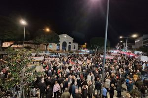 Η απάντηση στον Γεωργιάδη δόθηκε στη Δημοτική Αγορά των Χανίων – Συλλαλητήριο για το Νοσοκομείο (φωτό)