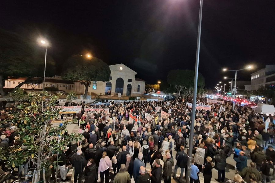 Η απάντηση στον Γεωργιάδη δόθηκε στη Δημοτική Αγορά των Χανίων – Συλλαλητήριο για το Νοσοκομείο (φωτό)