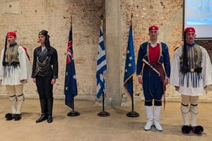 Η κρητική νεολαία του Σίδνεϊ γνώρισε από κοντά τους Εύζωνες της Προεδρικής Φρουράς