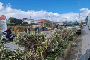 Ηράκλειο: Απρόσεκτος οδηγός έριξε στύλο φωτισμού στο αντίθετο ρεύμα (pics)