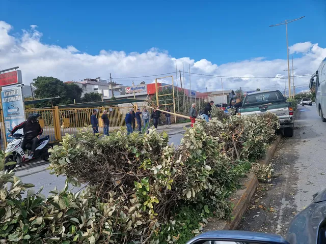 Ηράκλειο: Απρόσεκτος οδηγός έριξε στύλο φωτισμού στο αντίθετο ρεύμα (pics)