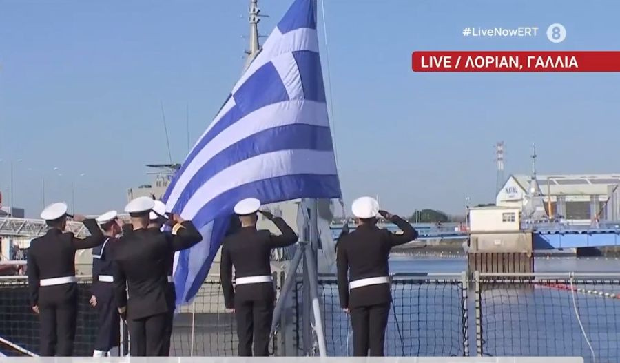 Η τελετή έπαρσης της ελληνικής σημαίας στη φρεγάτα “Νέαρχος” – “Το καλύτερο πλοίο στην κατηγορία του”