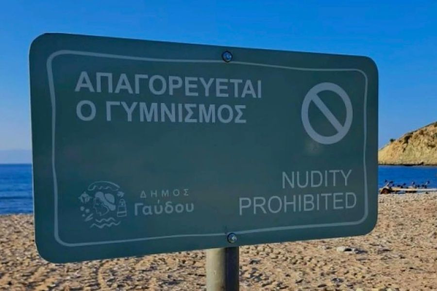 Γαύδος: Στο δικαστήριο παραθεριστής που έκανε μπάνιο γυμνός – Η απαγόρευση που έγινε θέμα στο BBC