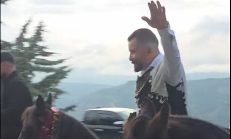 Με άλογα και 14 καβαλάρηδες έφτασε στην εκκλησία ο γαμπρός σε γάμο στην Κρήτη (vid)