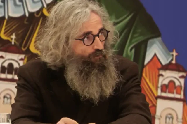 Άρης Σερβετάλης – Η θεαματική αλλαγή στην εμφάνισή του για τον Άγιο Ιωσήφ τον Ησυχαστή – Δείτε βίντεο