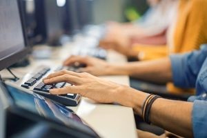 Δημόσιο: Ερχονται αυξήσεις στις αποδοχές μέσω του νέου μηχανισμού για τον κατώτατο μισθό