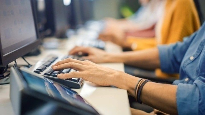 Δημόσιο: Ερχονται αυξήσεις στις αποδοχές μέσω του νέου μηχανισμού για τον κατώτατο μισθό