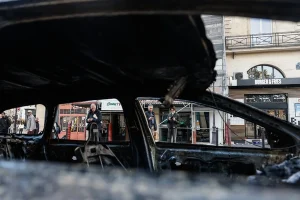 Γαλλία: Η ακροδεξιά «μαρσάρει» με το ίδιο καύσιμο που κινεί τις διαδηλώσεις – Δίκοπο μαχαίρι η ακρίβεια