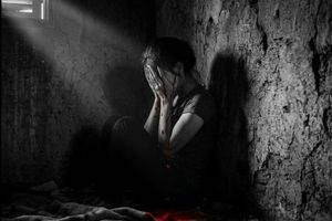 Με το πιστόλι στον κρόταφο, τα χέρια στον λαιμό και σφαίρες για ηλικιωμένη – Τρεις συγκλονιστικές ιστορίες γυναικών στην Κρήτη