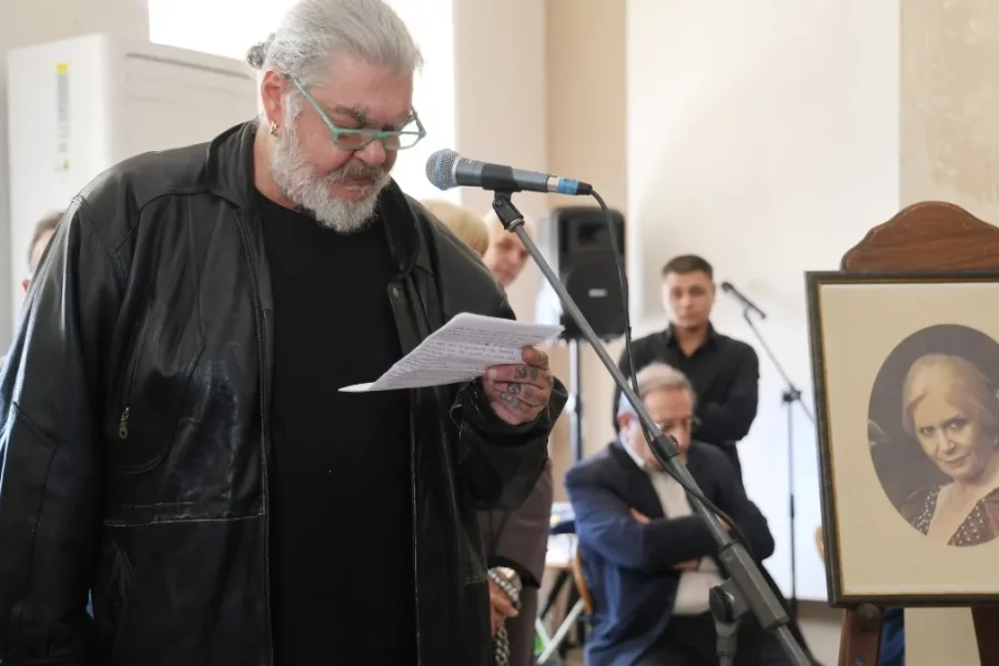 «Έφτασε 42 κιλά»: Η συγκλονιστική εξομολόγηση του γιου της Μπέτυς Βαλάση στον επικήδειο