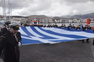 Χίος: Υψώθηκε η μεγάλη ελληνική σημαία εν μέσω έντονης βροχόπτωσης (video)