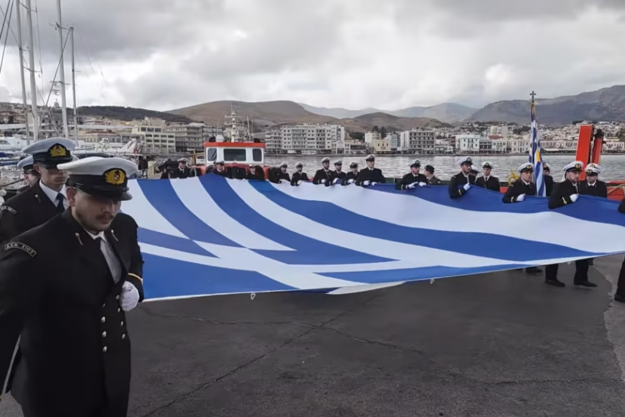 Χίος: Υψώθηκε η μεγάλη ελληνική σημαία εν μέσω έντονης βροχόπτωσης (video)