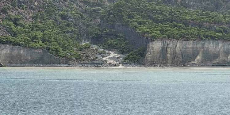 Μεγάλες ποσότητες νερού στη Σαμαριά – Κατολίσθηση στο Σέλινο (vid)
