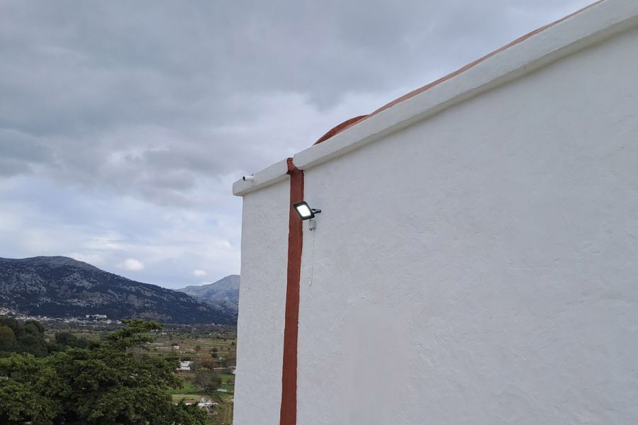 Φωτίστηκε η εκκλησία του Άη Γιώργη στο μικρό Κοιμητήριο Πινακιανού