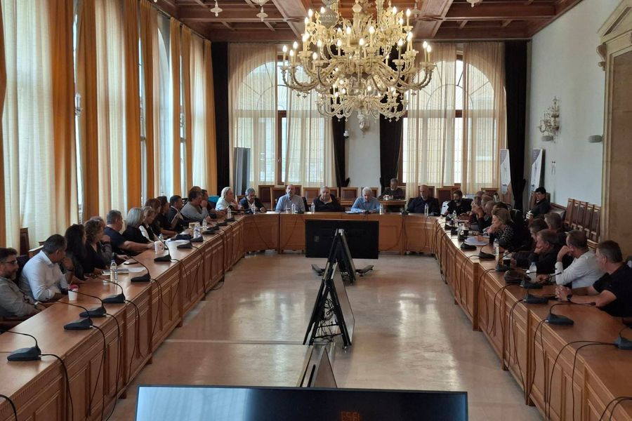 Τεχνική συνάντηση εργασίας στη Λότζια με προέδρους Δημοτικών Κοινοτήτων υπό τον Δήμαρχο Ηρακλείου για την αποτίμηση των ζημιών από την κακοκαιρία
