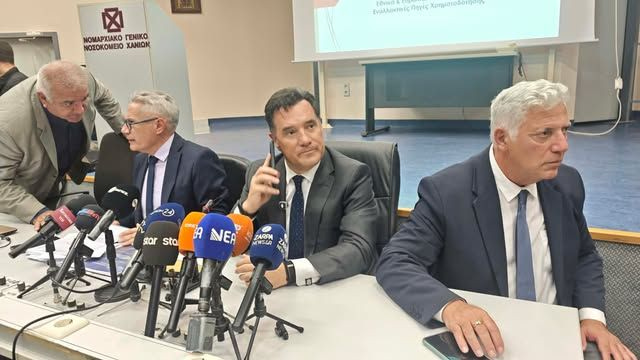Live το debate Άδωνι – Πολάκη στα Χανιά: Ένταση και “θερμή” υποδοχή στον Υπουργό Υγείας στο Νοσοκομείο – “Υπουργάρα μου νανογιλέκο σου βρίσκεται;” το γιουχάισμα στο Δημαρχείο (pics, vid)