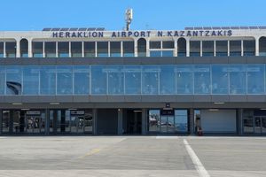 Αεροδρόμιο Ηρακλείου: “Πόλεμος” για τα 15 εκατ. ευρώ στο ταμείο του ΚΑΗΚ από ξένη εταιρεία low cost – “Χρυσάφι” οι εισπράξεις από τα τέλη επιβατών που διαχείριζεται η ΥΠΑ
