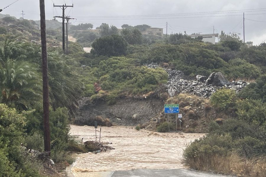 Πλημμύρισαν δρόμοι στον Άγιο Βασίλειο